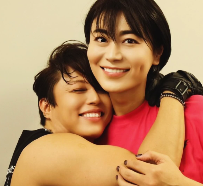 歓喜の再会！歌手・氷川きよし、貴教とのハグショットにファン感動