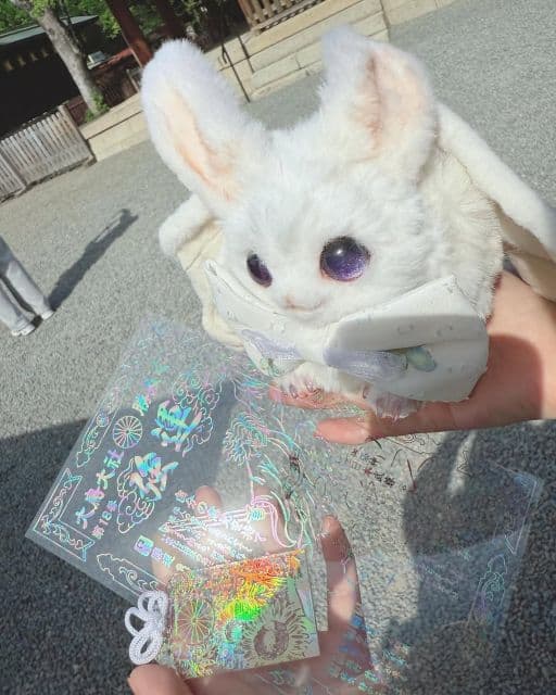 キラキラ！虹色に輝くお守りが綺麗！声優・悠木碧 大島神社での一幕！