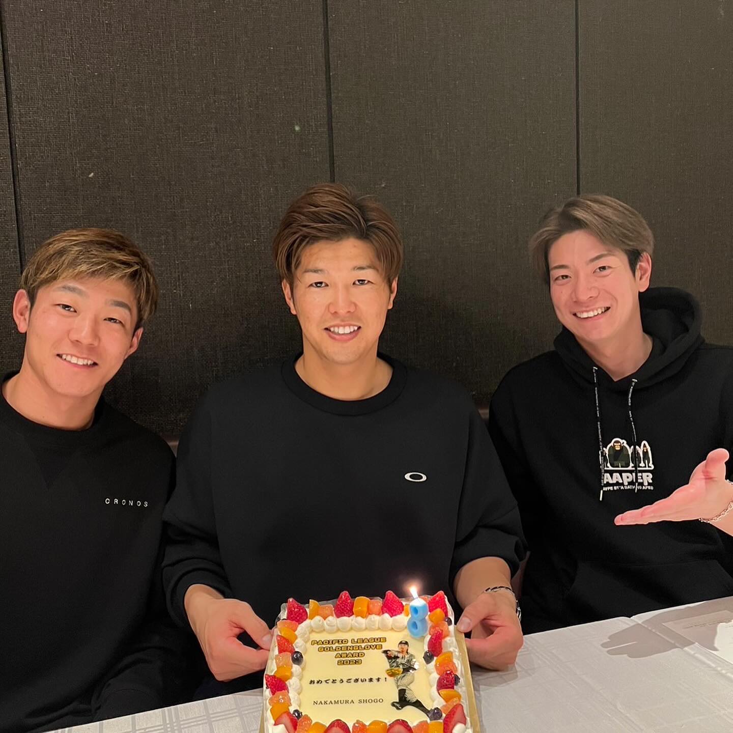 ⚾︎ロッテ・中村奨吾のGG賞を日ハム・松本剛、石井がお祝い🥳