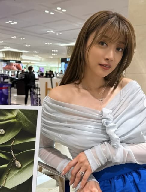 ヨンアがイベント出席を報告！美しいドレス姿とジュエリーで輝かしい魅力をアピール