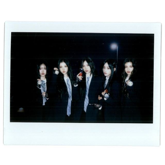 「Angels.」NewJeans メンバー全員での″チェキ″ショットを公開