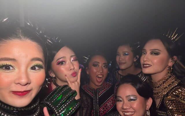 鈴木愛理が出演者とのキラキラ集合写真を公開！「毎公演が宝物！！！！」