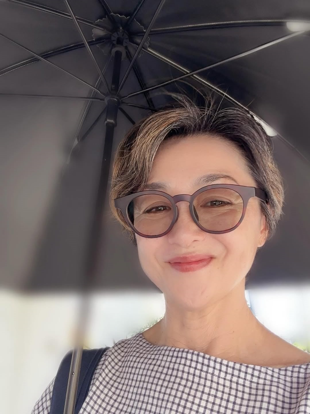 これがインスタの投稿ではもったいない！サングラスと日傘姿がお似合いの香坂みゆき！！