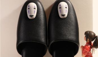 「顔なし、いや“カオアシ”!？」田中達也の最新ミニチュア作品にツッコミ殺到「履ける勇気がない！」