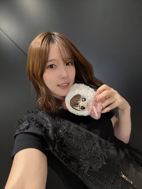 人気声優・内田真礼が美麗ブラックコーデを披露！激カワセルフィにファン歓喜