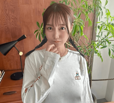 「魔女宅・キキのTをまとった美女」31万フォロワーのグラドル・世良ののか、”おさげのオンナショット”にファン卒倒！