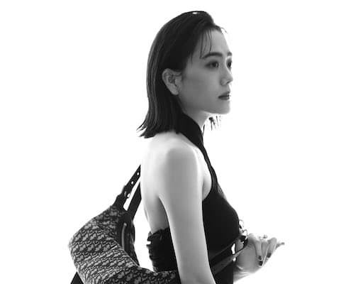 松井愛莉、Diorの新作バッグを身にまとい魅せる「上品なファッション」