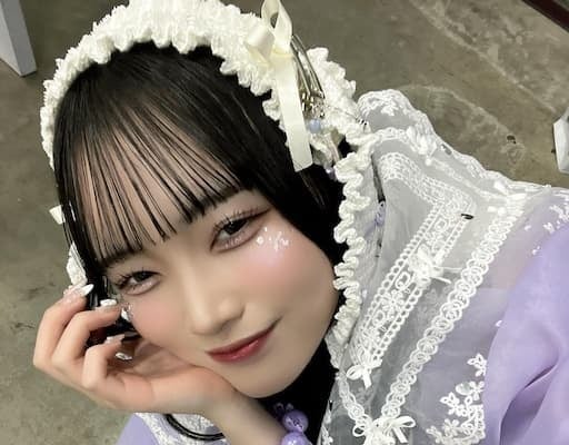 きゅーすと真鍋凪咲が上から自撮りショットを投稿！コメントでは「かわいい」との声多数