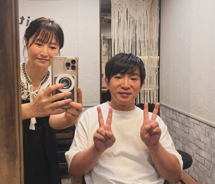 美容院でリフレッシュ⁉よゐこ・濱口優が爽やかなピースショットを披露！