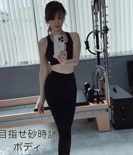 「君の美貌とスタイルには本当にお手上げ」56歳の国宝級美魔女、”砂時計ボディ構築・ピラティス”動画にファン夢中！