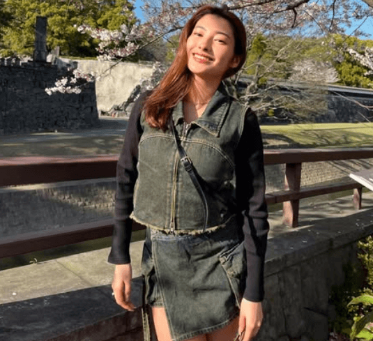 「可愛いったい！」美女タレント、熊本城エリアで魅せたデニムミニコーデが美しすぎと話題に「桜より綺麗だあ」