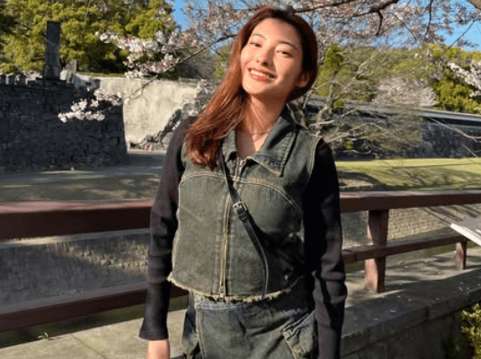 「可愛いったい！」美女タレント、熊本城エリアで魅せたデニムミニコーデが美しすぎと話題に「桜より綺麗だあ」