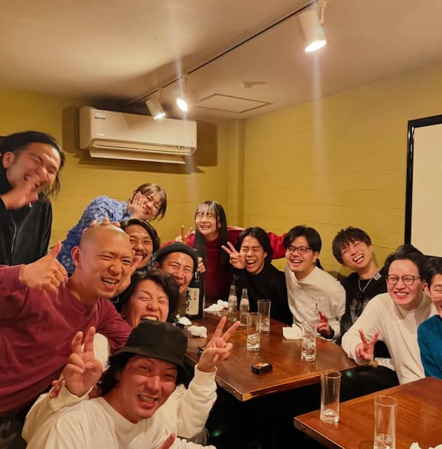 「豪華メンバーですね！くるまさんもいる！」アインシュタイン稲田、芸人仲間との新年会オフショットを公開！