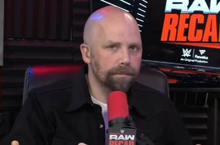 “帽子1つで大炎上!?” エグゼビア・ウッズの“巨大ハット”がRAW視聴者の話題を独占！