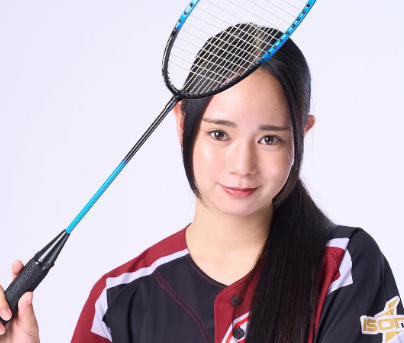 「悔しがり方かわいい笑」スポーツ美女子、バドミントンに覚醒！？プレームービーで”ミス”をするもキュートだとファンうっとり