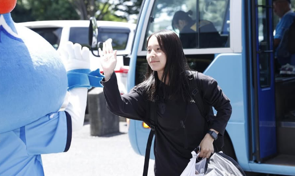 「笑顔cuteすぎ」美女サッカー選手の勝利報告！タッチフォト＆フィールドショットも公開「勝利おめでとうございます」