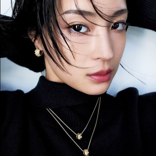 「アクセサリーに負けない輝き」大人の魅力溢れる広瀬すずの最新ショット！