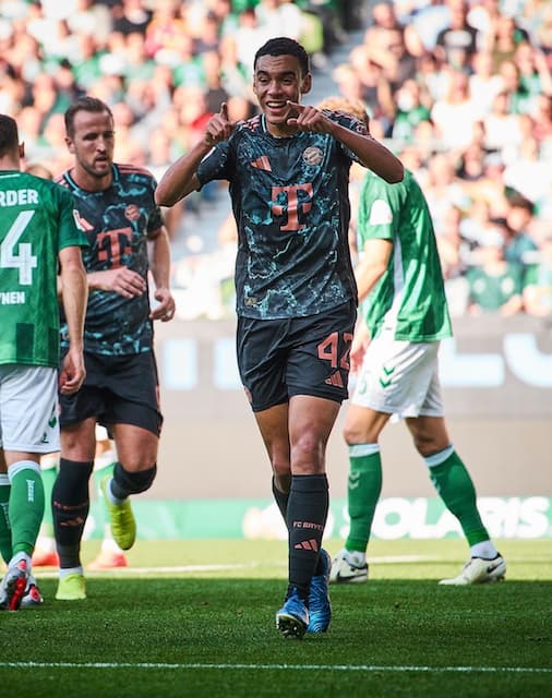 ムシアラ アウェイでのブレーメン戦の勝利を報告！