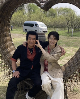人気俳優 イケメン息子との密着2ショット公開 
