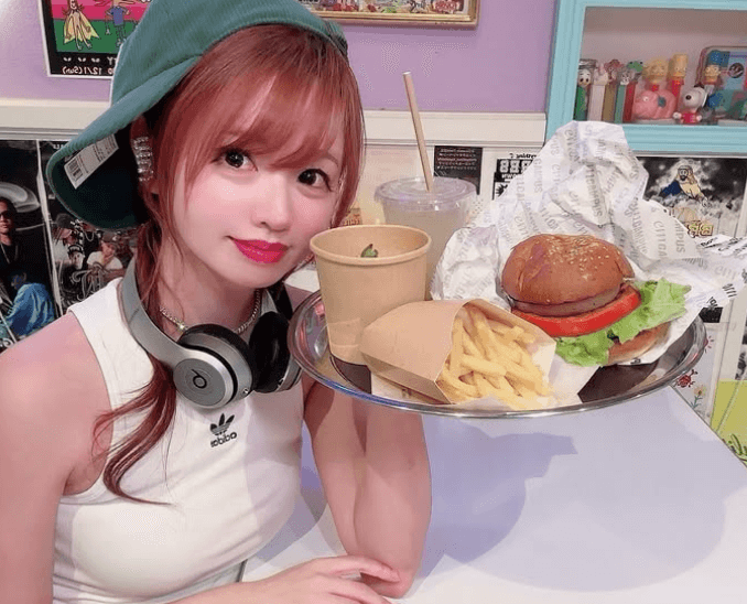 「ハンバーガー大好き！」人気モデル、ウェイトレス風の”めっカワ・配膳ショット”を披露！ファン惚れ惚れ