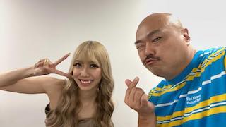 クロちゃん 美人ギャルとの接近2ショット公開 指ハートの1枚が話題に