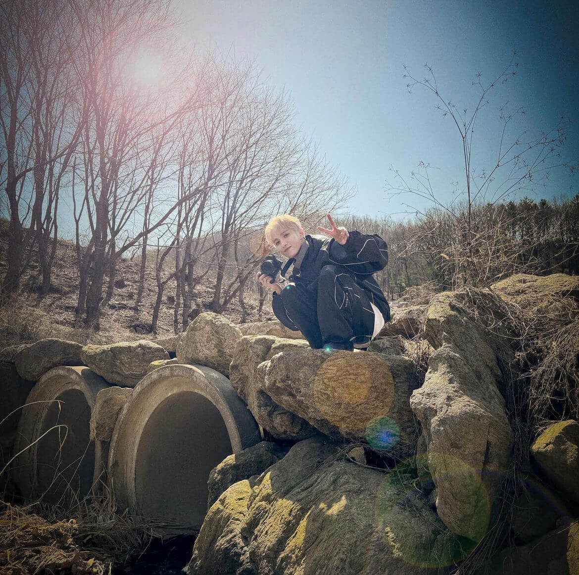 SEVENTEEN・ドギョムがメンバーからの贈り物&デビュー後初の金髪姿を披露