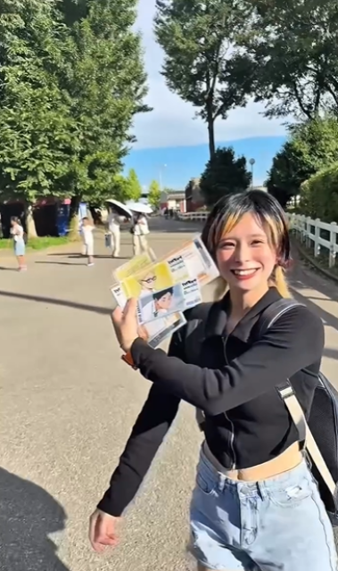 元フットサルプレーヤー美女子、デニムショーパン＆ヘソ出しスタイルの