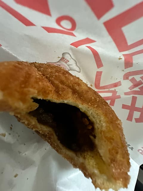 お笑い芸人・築地の健吾、513BAKERYの”自家製牛肉ゴロゴロカレーパン”に満面の笑み！