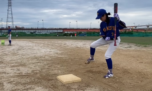 「25歳になっても野球やってます」OLラッパーの野球美女子、草野球モードで魅せた