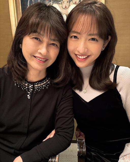 東大医学部アナ藤本万梨乃がツーショット❗️コメントでは「親子共に美人さん😊」との声も✨👀