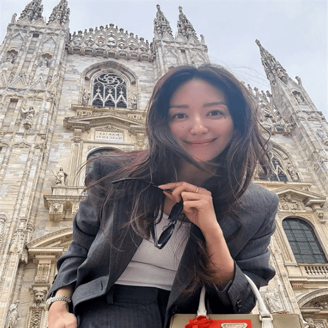 女優・松島花の「ミラノ・美ジェンヌショット」！ファン「風景も花ちゃんも素敵」