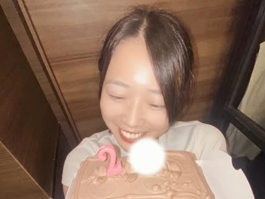 「誕生日おめでとうー！」美女アスリート、喜びの”バースデー・ケーキショット”を披露！ファンからの祝福が続々