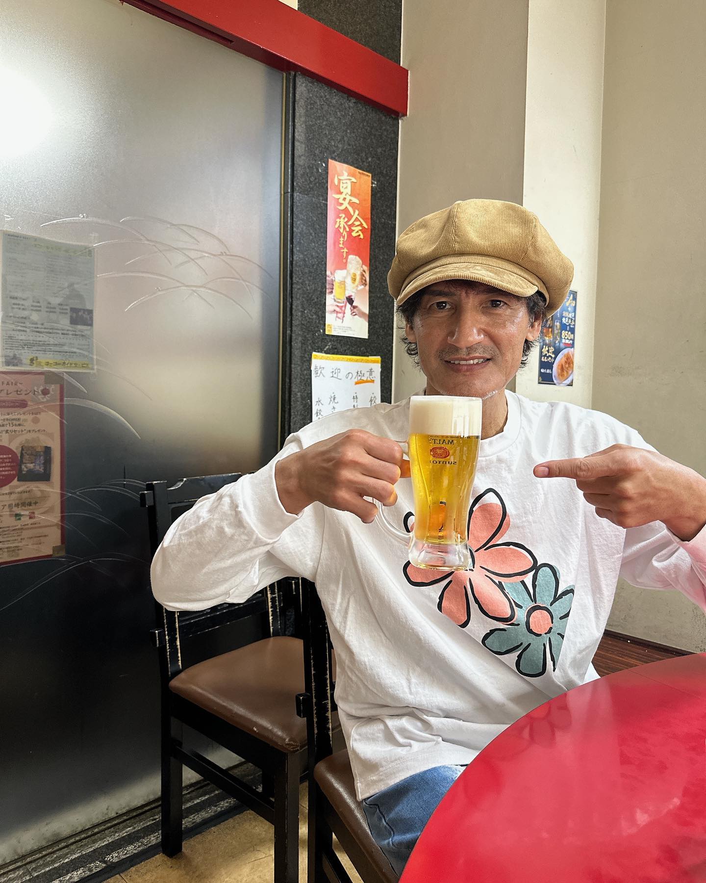 「昼からすんまへーん」本並健治がビールを片手にリラックス🍺✨