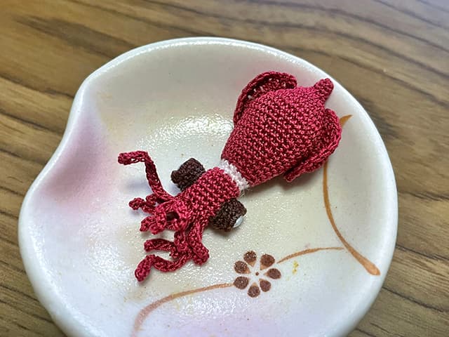 あみぐるみ作家の紗糸、美味しそうだけど食べれない”ボイルホタルイカ”を公開！