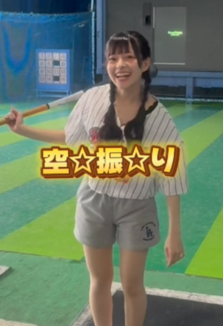 「プロでもよくあるようです」野球と二刀流アイドル・越まりん、ナイスバッティング！からの◯◯でクルックル!?