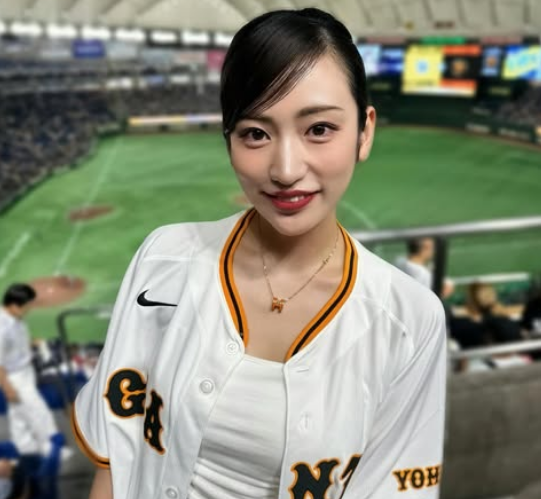 「超絶可愛いぃぃぃぞぉぉ」元アイドルの野球美女子、ジャイアンツユニ姿で