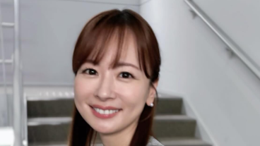 皆藤愛子の“踊り場ショット”が話題沸騰！グレーコーデが清楚すぎる理由とは？