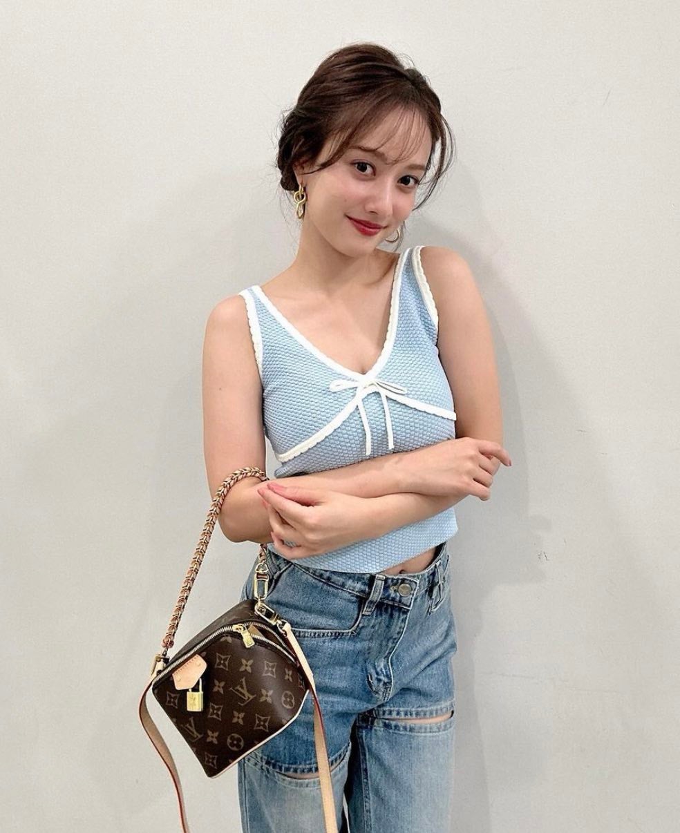 谷まりあの水色コーデが可愛すぎると話題に...。