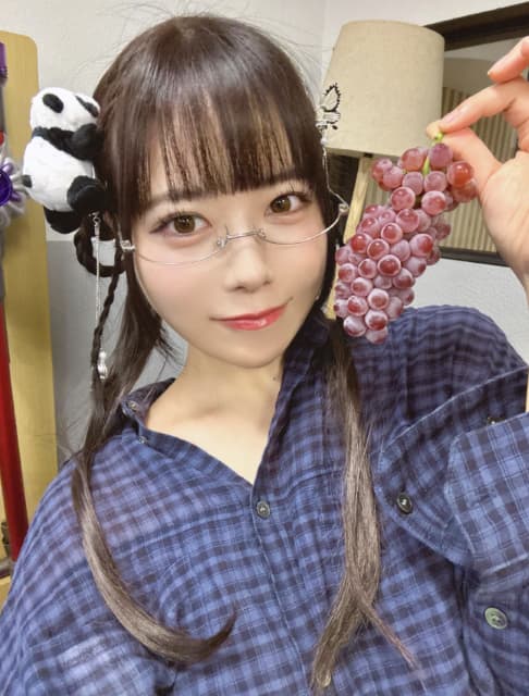 「デラウェアの差し入れ頂いた」グラビアアイドル・東雲うみがぶどうと一緒にオフショットを投稿