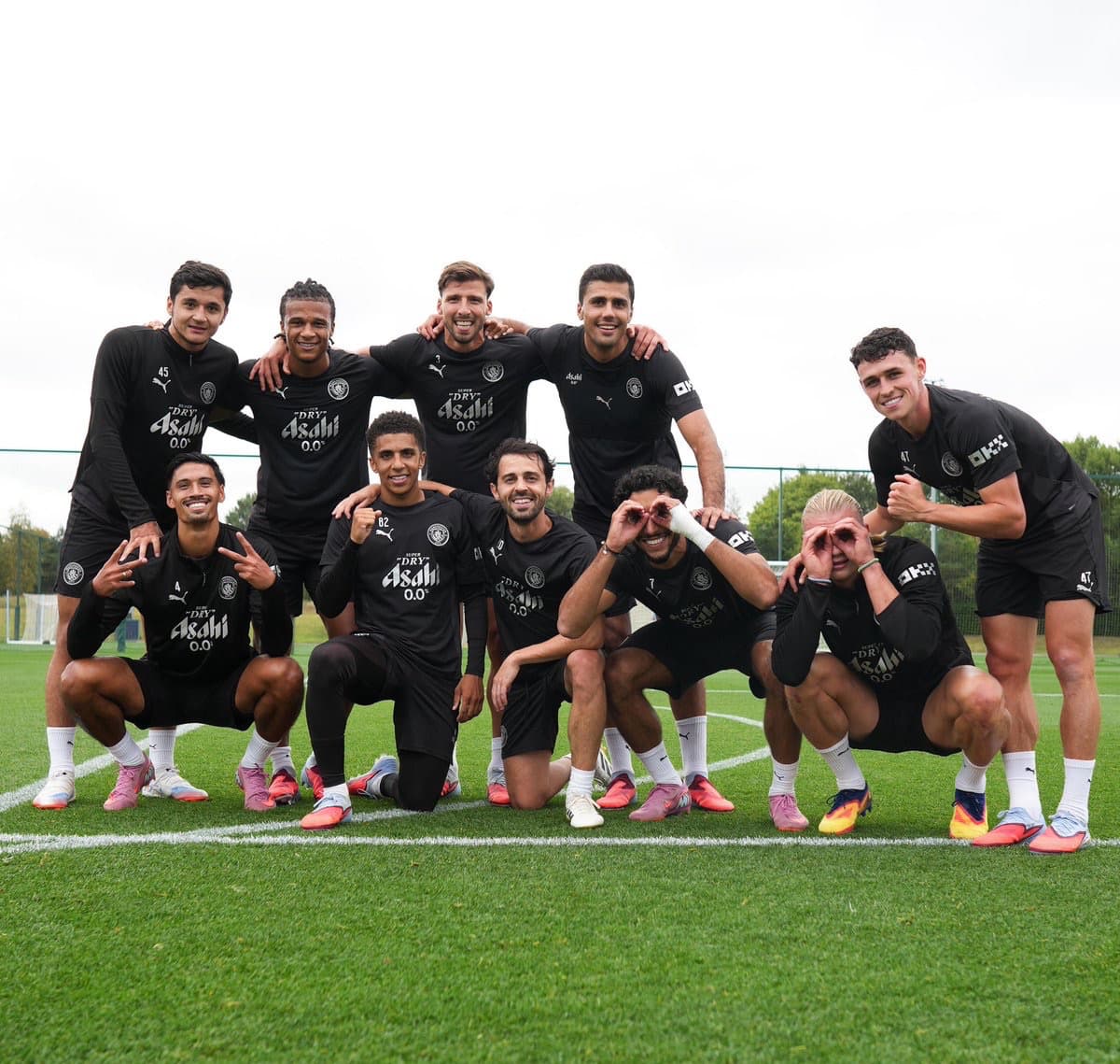 ハーランドがチーム集合ショットを公開「一体感あふれる練習風景」