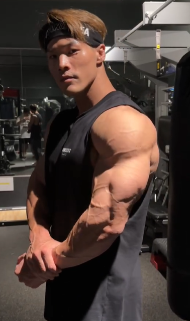 「過去最高のフィジークを魅せる」ボディビルダー・田口純平 もはや威圧感のある体を見せつける！