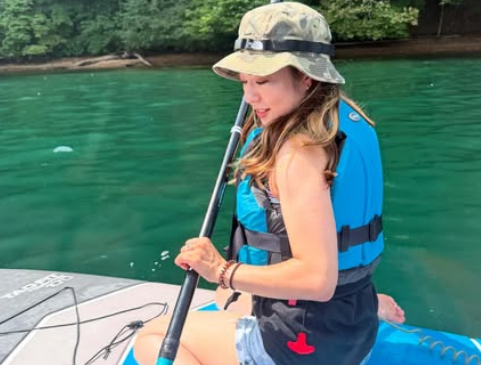 「天気良すぎて気持ち良すぎた」美女フットサル選手、マリンスポーツのサップに挑戦！野尻湖で魅せた