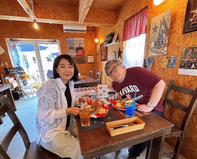 大物女優が夫顔出しの２ショット！「仲良し夫婦」の声