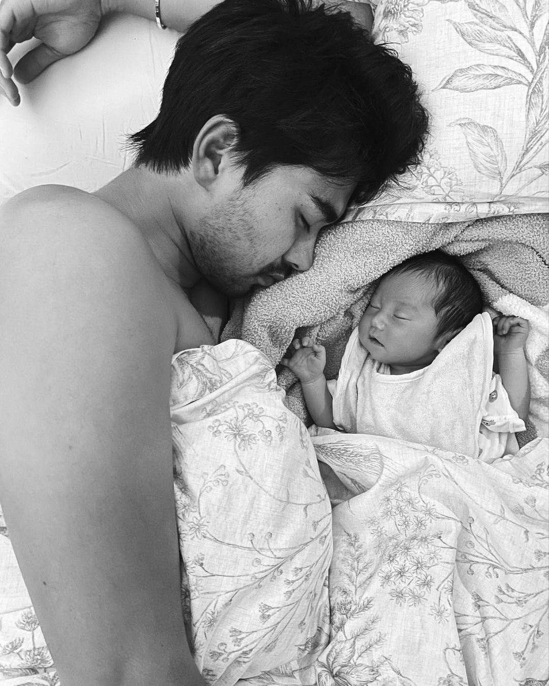 「素敵なパパですね❤️」島袋聖南さんが10歳年下の夫・石倉ノアさんと息子の寝落ちを公開📷