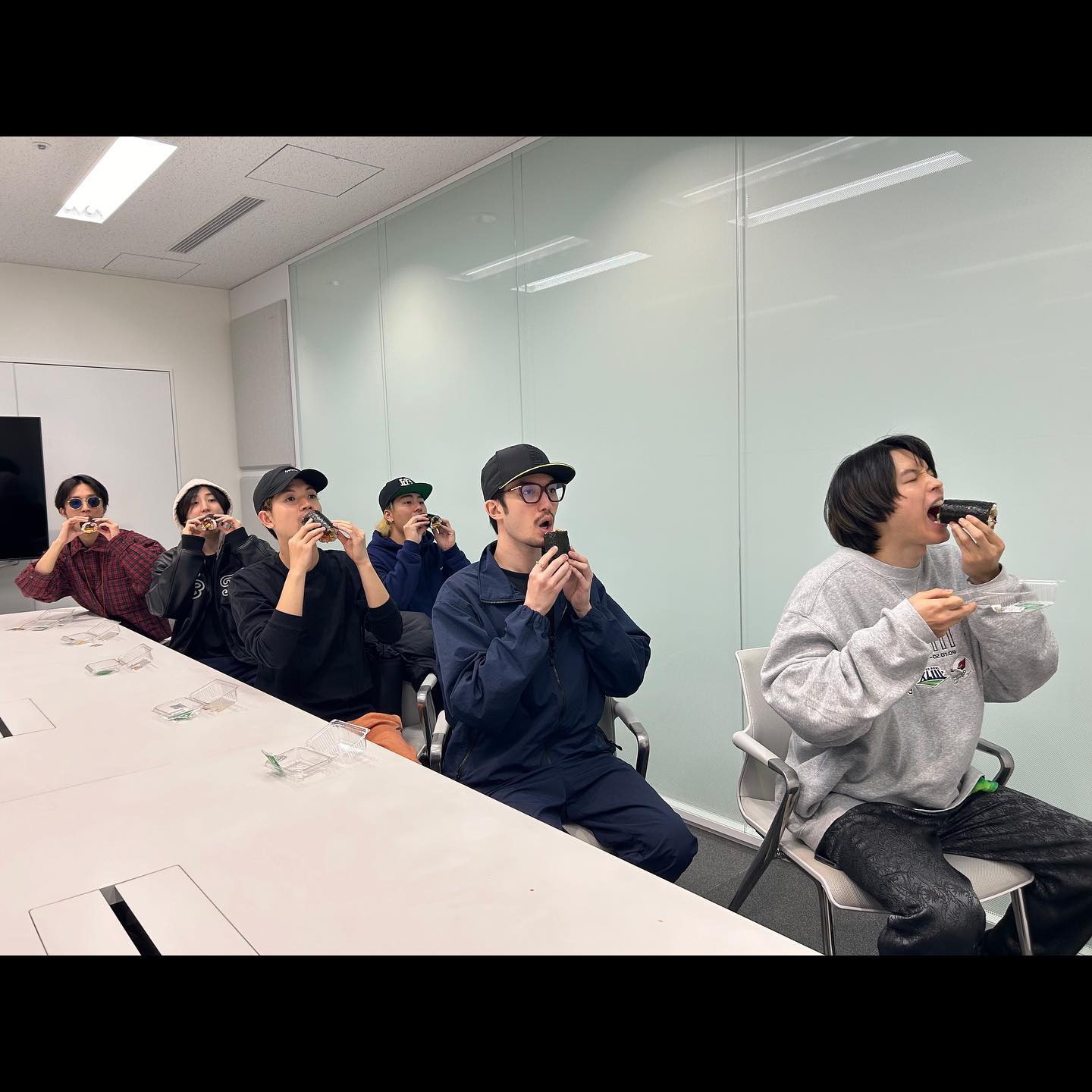 「画質荒すぎるってww」SixTONESが恵方巻を頬張るも動画の画質が話題に😂