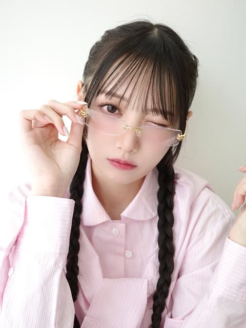 「また好き度増すじゃん」≠ME 鈴木瞳美の知的&美麗なメガネ姿に絶賛の声が殺到！