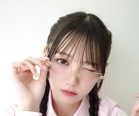 「また好き度増すじゃん」≠ME 鈴木瞳美の知的&美麗なメガネ姿に絶賛の声が殺到！