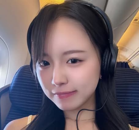 大瀧沙羅が飛行機内の自身のショットを披露！どこ行くか？の問いにファンも興味津々