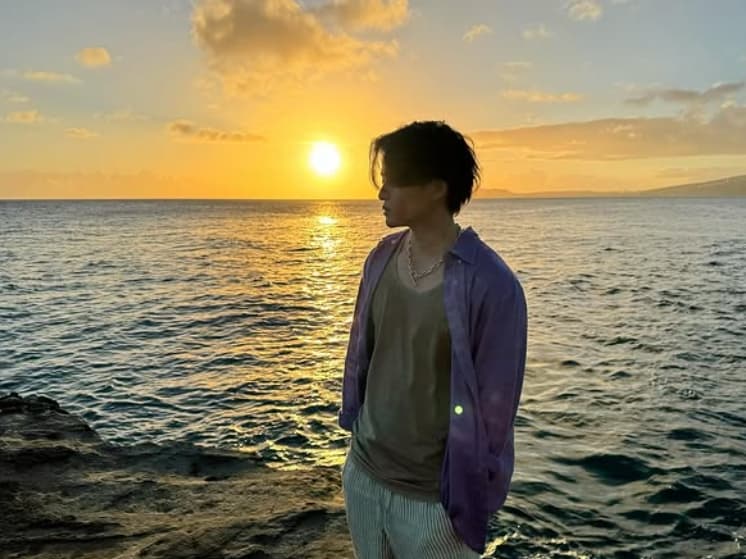 「菊池風磨のお・か・げ!!」南国の空気漂う姿にファン驚愕