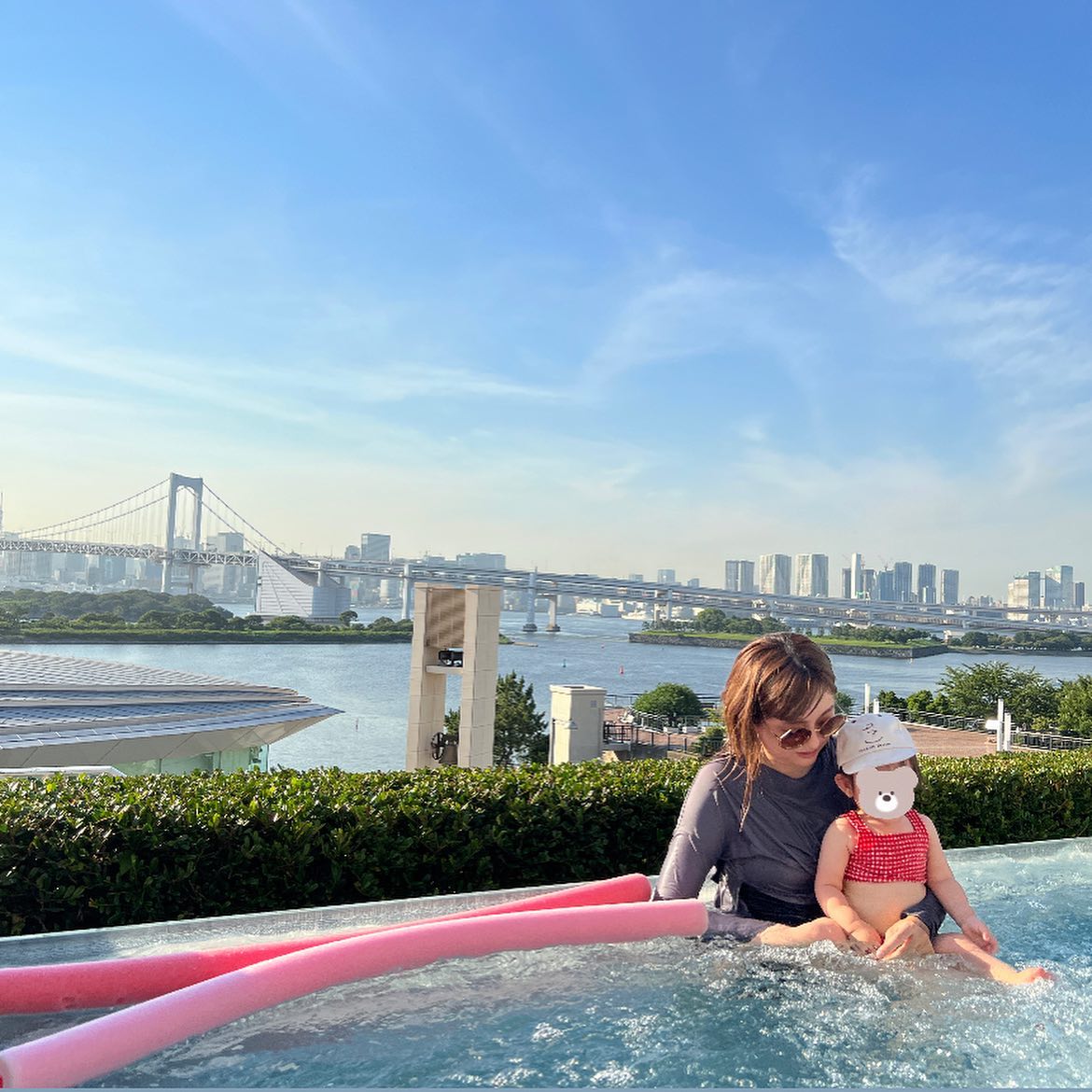 🌈菊地亜美さん、娘の初プール体験にファン悶絶「かわいいがすぎる…💕」